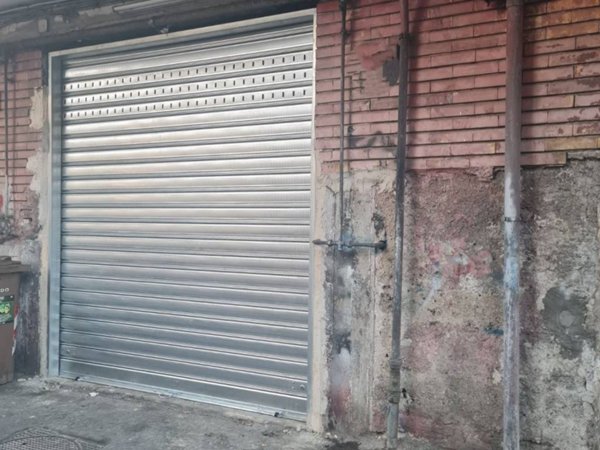 negozio in vendita a Napoli in zona San Carlo all'Arena