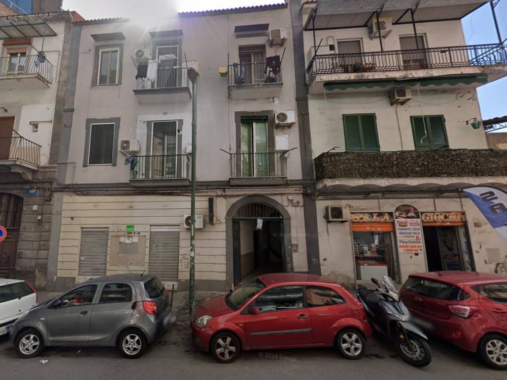 negozio in vendita a Napoli in zona San Carlo all'Arena