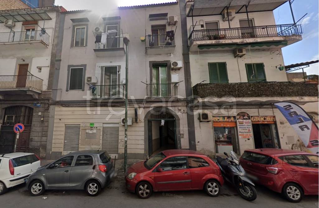 negozio in vendita a Napoli in zona San Carlo all'Arena