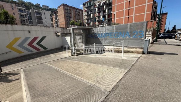 negozio in vendita a Napoli in zona Fuorigrotta
