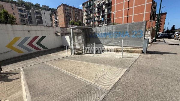 negozio in vendita a Napoli in zona Fuorigrotta