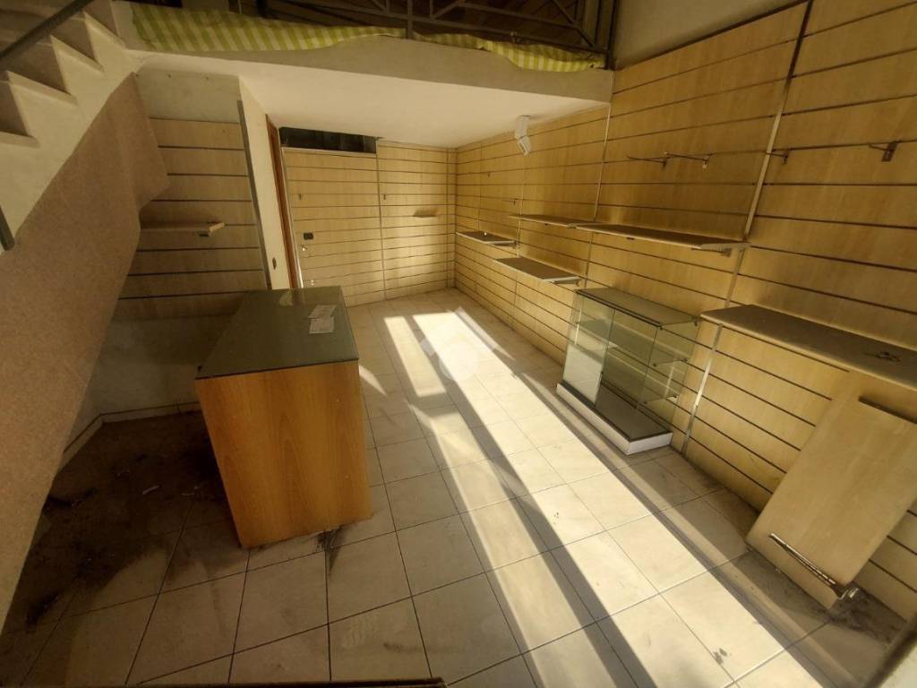 negozio in vendita a Napoli in zona Piscinola