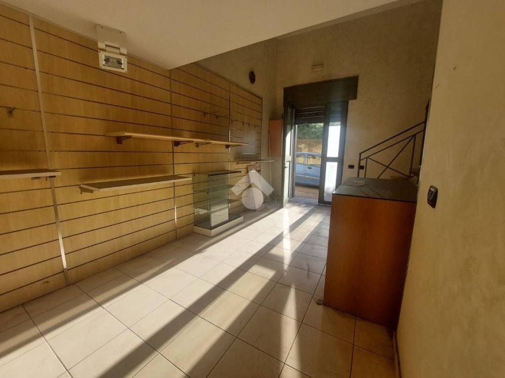 negozio in vendita a Napoli in zona Piscinola