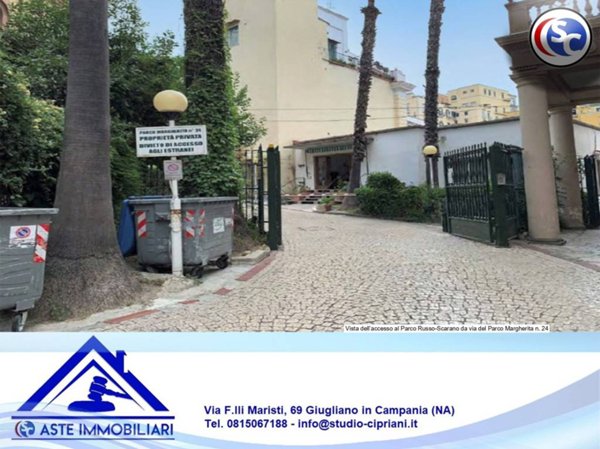 appartamento in vendita a Napoli in zona Chiaia
