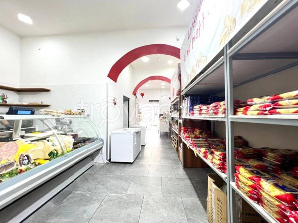 negozio in vendita a Napoli in zona Barra