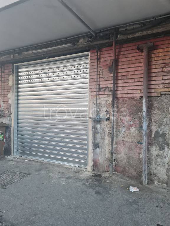 negozio in vendita a Napoli in zona San Carlo all'Arena