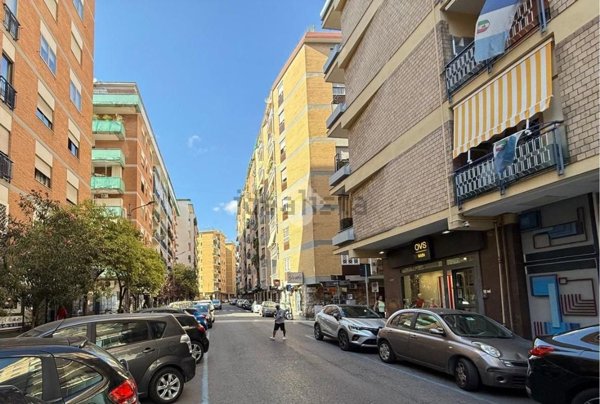 locale commerciale in vendita a Napoli in zona Vomero