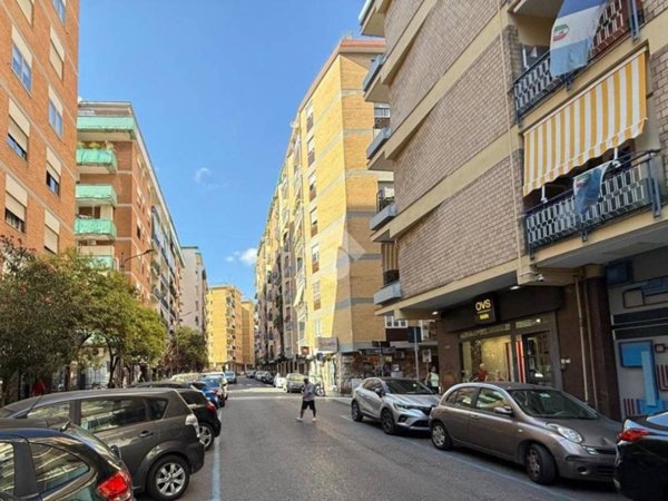 negozio in vendita a Napoli in zona Camaldoli