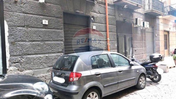 locale commerciale in vendita a Napoli in zona Pendino / San Giuseppe