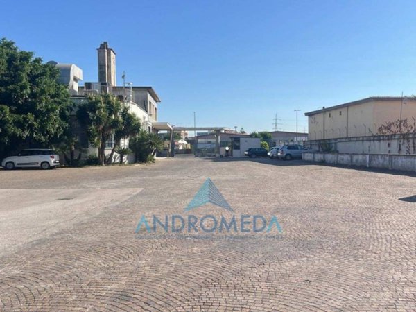 capannone in vendita a Napoli