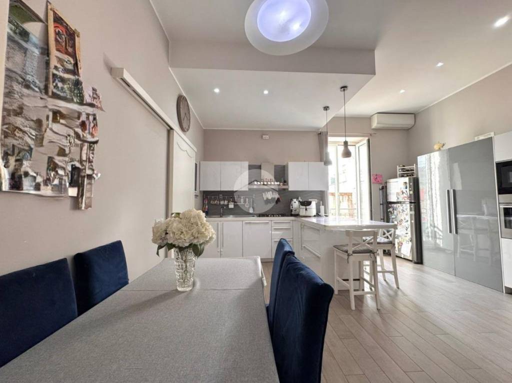 appartamento in vendita a Napoli in zona Chiaia