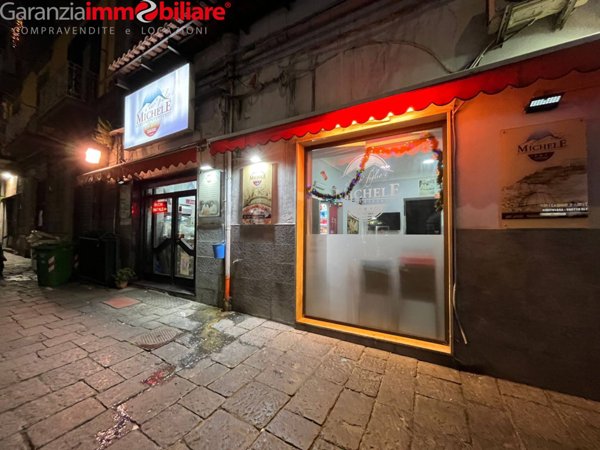 locale commerciale in vendita a Napoli in zona San Carlo all'Arena