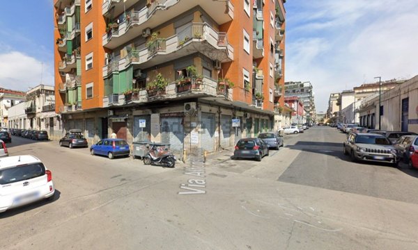 locale commerciale in vendita a Napoli in zona Vicaria