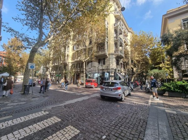 locale commerciale in vendita a Napoli in zona Vomero