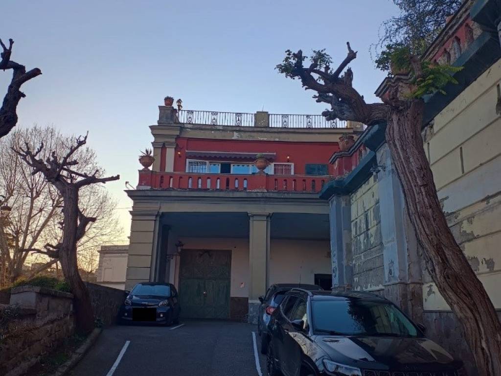 appartamento in vendita a Napoli in zona Chiaia