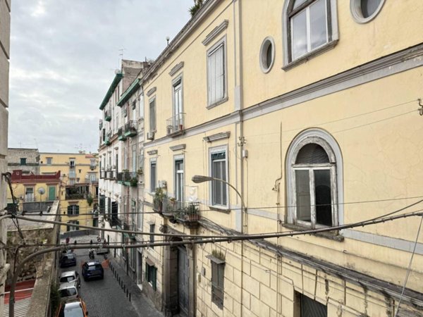 appartamento in vendita a Napoli in zona Chiaia
