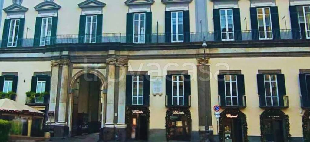 appartamento in vendita a Napoli in zona Chiaia