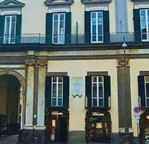 appartamento in vendita a Napoli in zona Chiaia