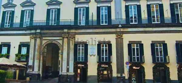 appartamento in vendita a Napoli in zona San Ferdinando