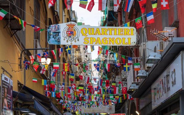 appartamento in vendita a Napoli in zona Chiaia