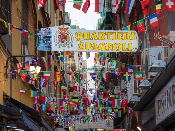 appartamento in vendita a Napoli in zona Chiaia