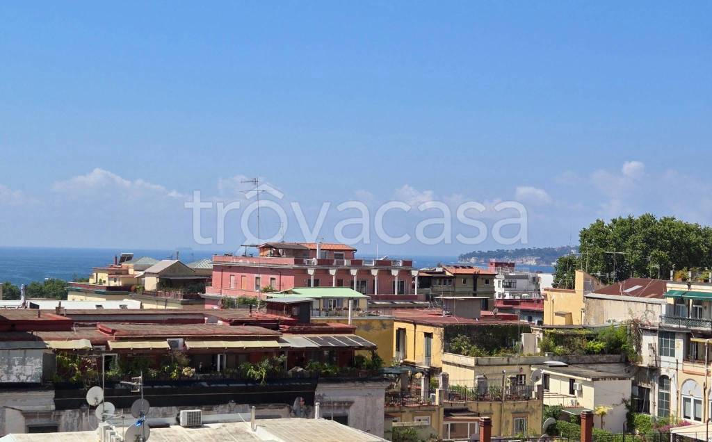 appartamento in vendita a Napoli in zona Chiaia