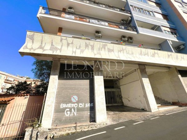 locale commerciale in vendita a Napoli in zona Chiaia