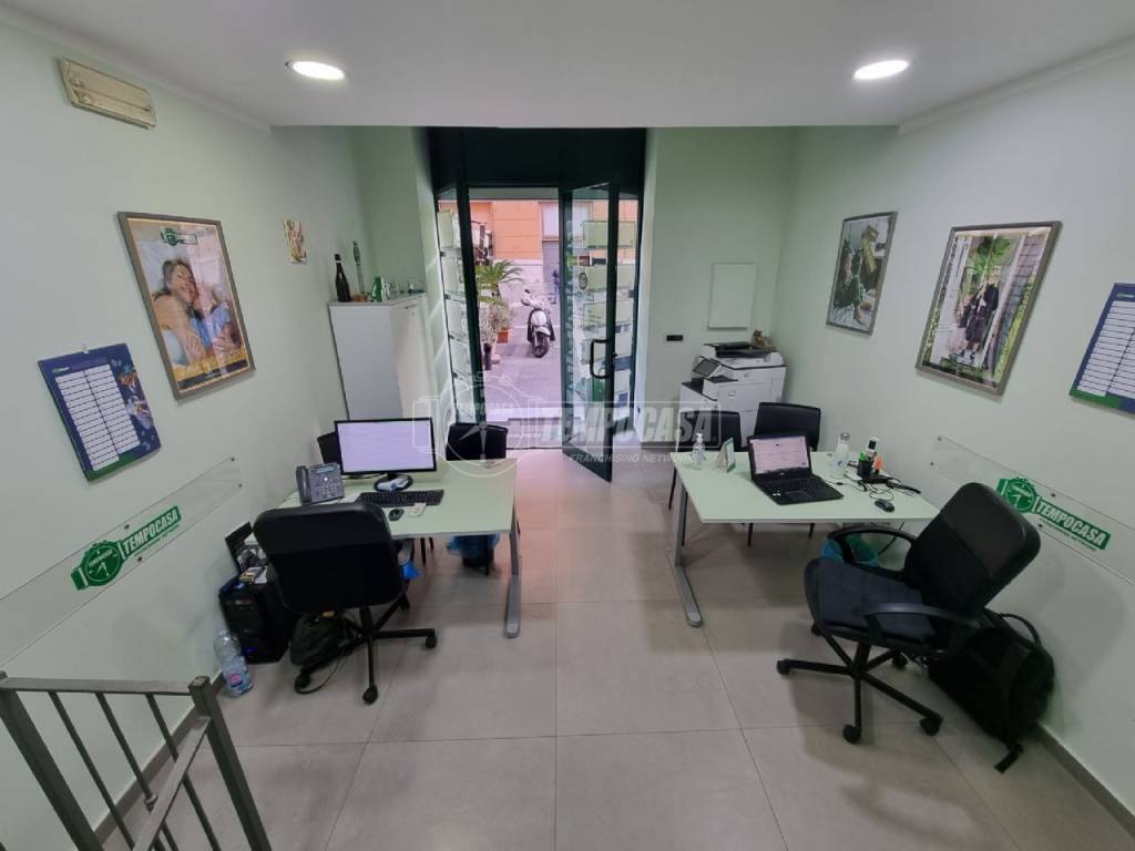 negozio in vendita a Napoli in zona Chiaia