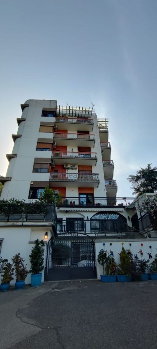 appartamento in vendita a Napoli in zona Chiaia