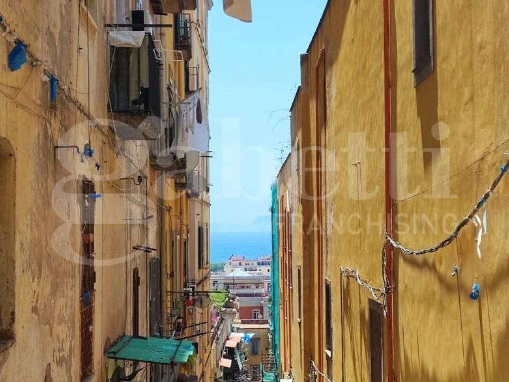 appartamento in vendita a Napoli in zona Chiaia