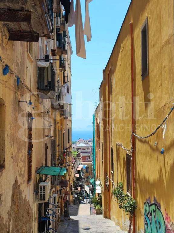 appartamento in vendita a Napoli in zona Chiaia