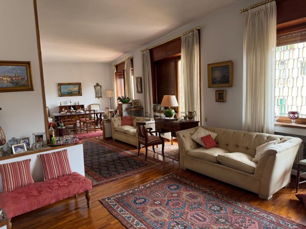 appartamento in vendita a Napoli in zona Chiaia