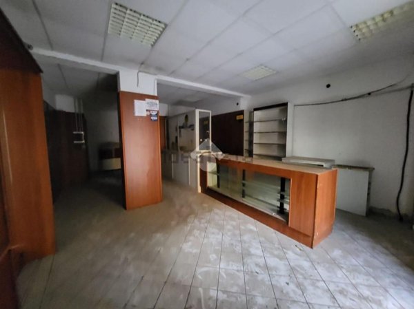 locale commerciale in vendita a Napoli in zona Pianura