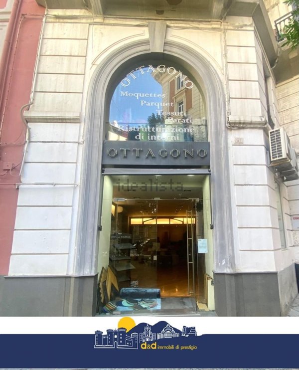 locale commerciale in vendita a Napoli in zona Chiaia