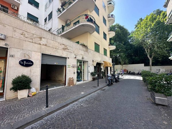 negozio in vendita a Napoli in zona Vomero