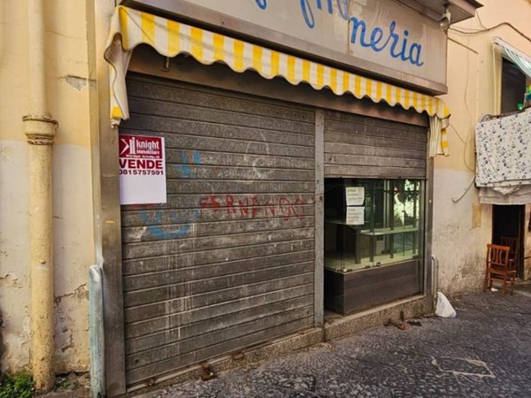 negozio in vendita a Napoli in zona Chiaia