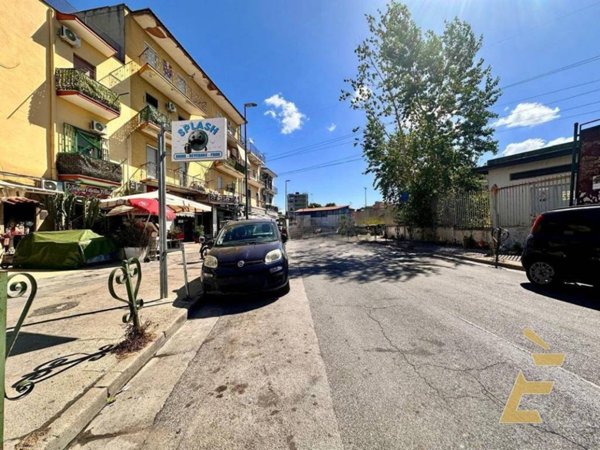 negozio in vendita a Napoli in zona Barra