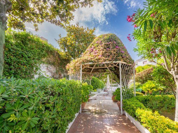 casa indipendente in vendita a Napoli in zona Posillipo