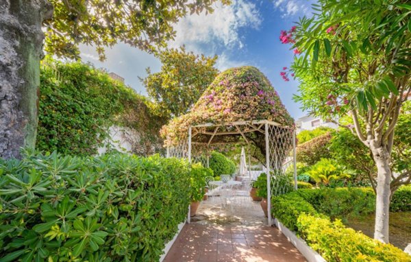 appartamento in vendita a Napoli in zona Posillipo