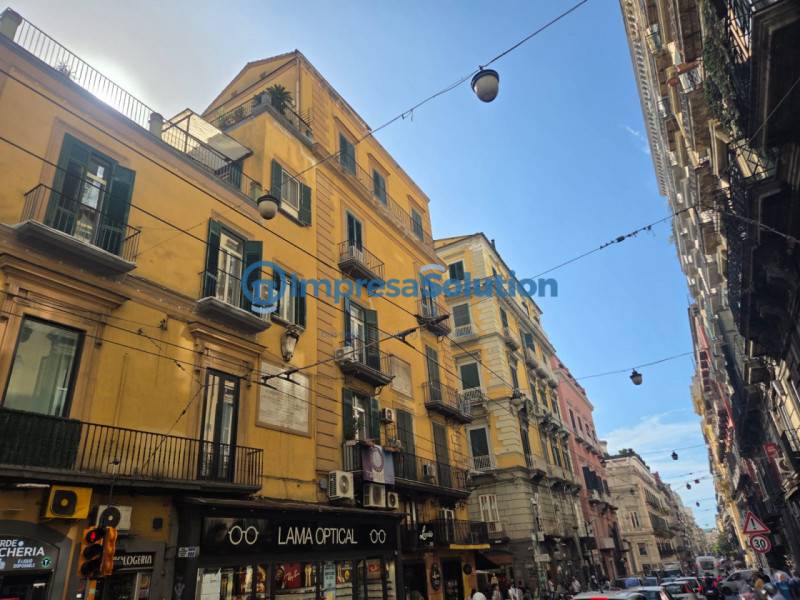 negozio in vendita a Napoli in zona Avvocata