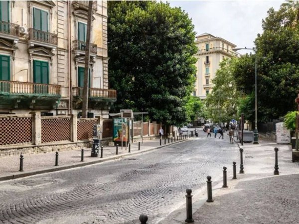 appartamento in vendita a Napoli in zona Chiaia