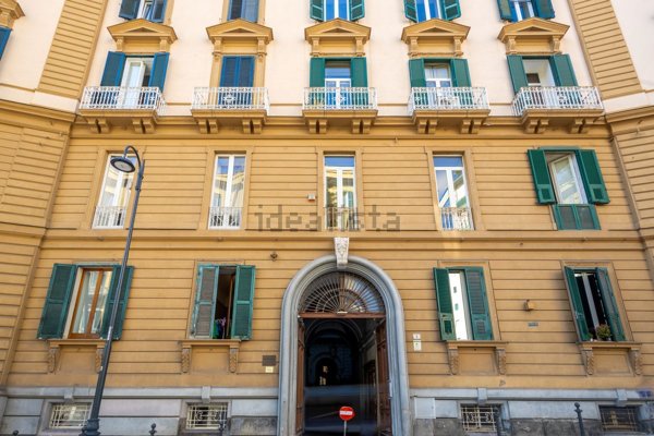 appartamento in vendita a Napoli in zona Chiaia