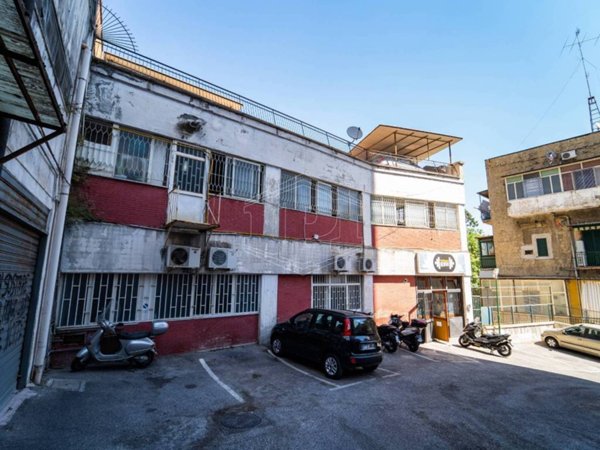 negozio in vendita a Napoli in zona Stella