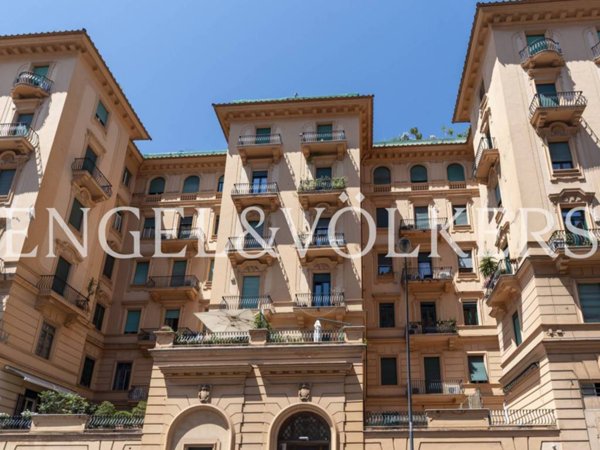 appartamento in vendita a Napoli in zona Chiaia