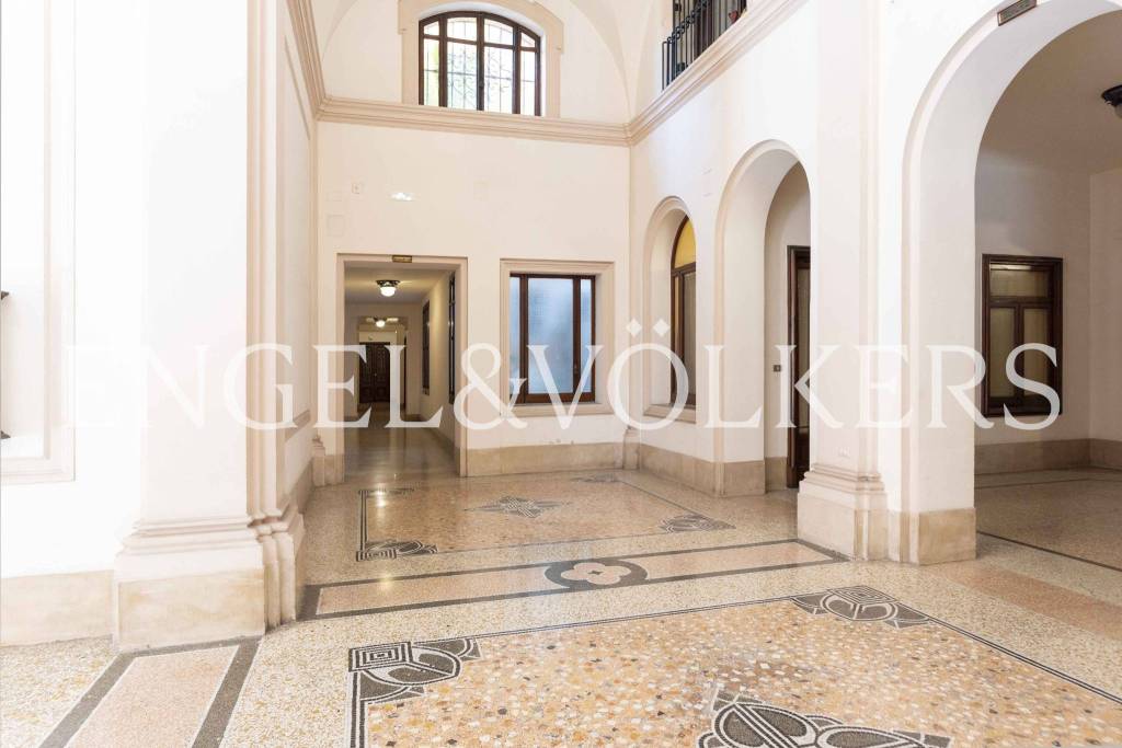 appartamento in vendita a Napoli in zona Chiaia