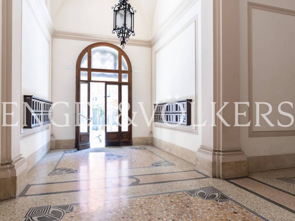 appartamento in vendita a Napoli in zona Chiaia