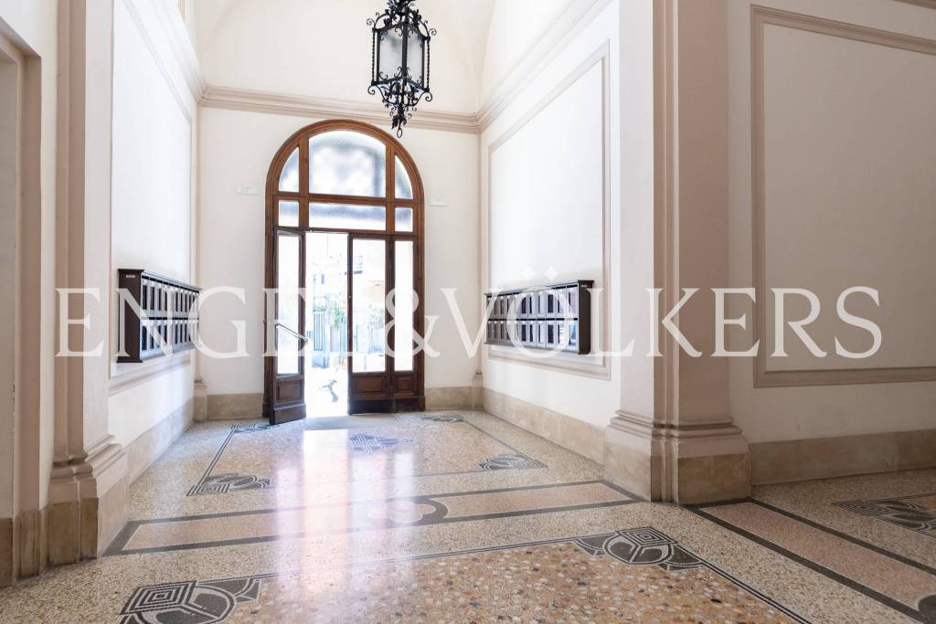 appartamento in vendita a Napoli in zona Chiaia