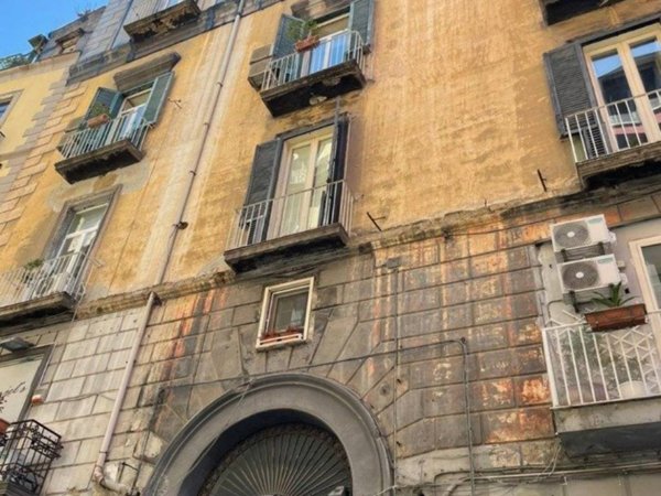 appartamento in vendita a Napoli in zona Chiaia