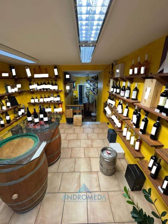 negozio in vendita a Napoli in zona Vomero