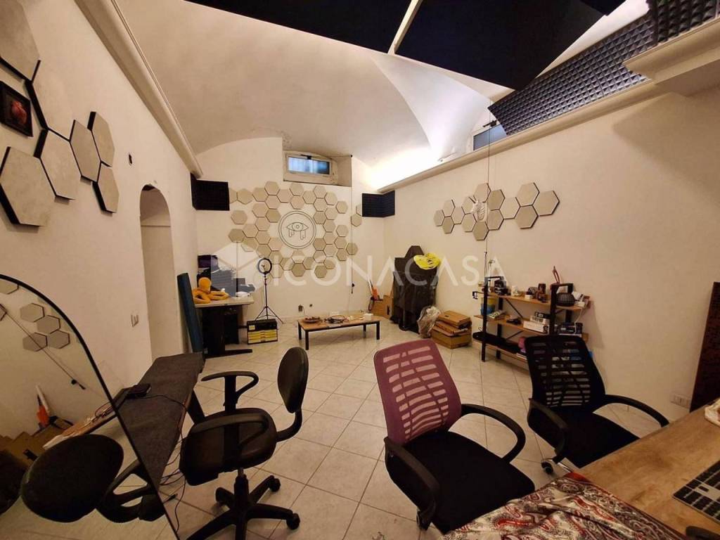 locale commerciale in vendita a Napoli in zona Fuorigrotta